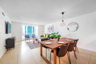 1BR Brickell - Free Parking - Downtown Living & Pool - 2