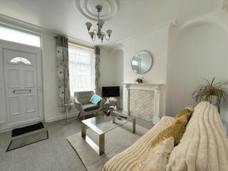Modern 3-Bed Home, Sleeps 5, Near City Centre - 7