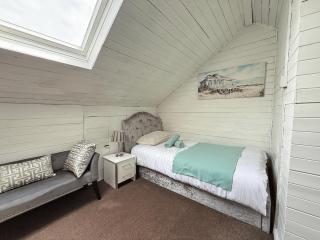 Modern 3-Bed Home, Sleeps 5, Near City Centre - 4