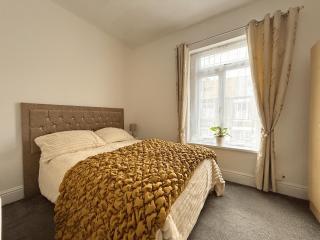 Modern 3-Bed Home, Sleeps 5, Near City Centre - 0