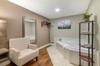 Red Roof Inn & Suites Swansea - 1
