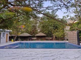 Aravalli Hills golden farm, Luxury Tents & AC rooms with scenic views - 1