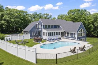 Maine Pondfront Home Sleeps 22 - Pool & Hot Tub - 9