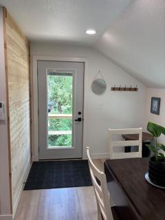 Cozy Retreat Near Spirit Lake 1 BD Sleeps 4 - 8