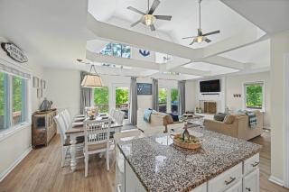 Lakefront - Brand-new hot tub, dock, kayaks, SUP, game room & firepit - 8