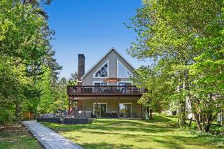 Lakefront - Brand-new hot tub, dock, kayaks, SUP, game room & firepit - 4