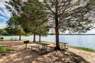 Second-floor condo with full kitchen, washer/dryer, central AC, & boat slip use - 1