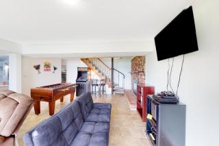 Charming getaway with a fireplace, large deck, paddle boards & porch swing - 8