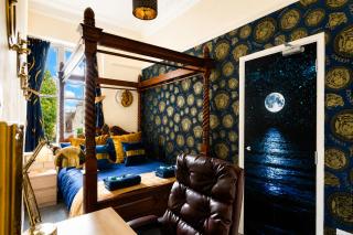 STR8BS8 Banksy 2-Bedroom Apartment, Clifton, Parking & Garden - 9