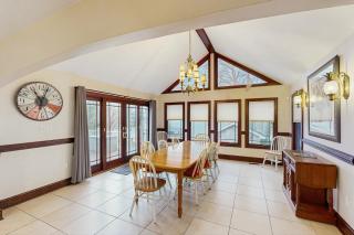 Spacious lakefront house w/private hot tub, deck, fire pit & grill - 8