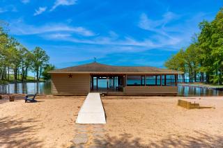 Spacious lakefront house w/private hot tub, deck, fire pit & grill - 5