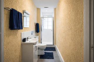 STR8BS8 Banksy 2-Bedroom Apartment, Clifton, Parking & Garden - 5