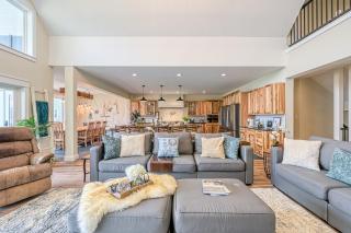 Dog-friendly lakefront home with a game room, children's items, and firepit - 8