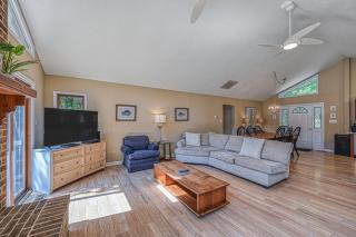 Lakefront family home in gated community with swimming area & dock - dogs OK - 3