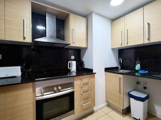 Tokyo Suite - Modern Apartment with Parking & Swimming Pool - 9