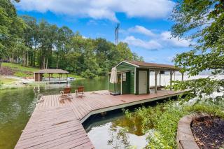 Relaxing lakeside cabin with private dock, firepit, boat ramp and water access - 9
