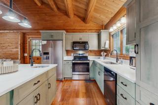 Relaxing lakeside cabin with private dock, firepit, boat ramp and water access - 7