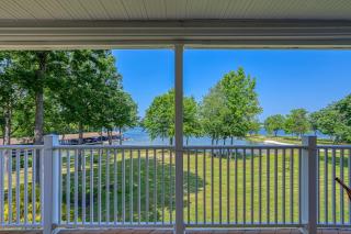 Beautiful waterfront townhouse w/ perfect location, fireplace & WiFi - 4