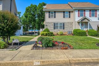 Beautiful waterfront townhouse w/ perfect location, fireplace & WiFi - 1