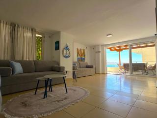Spacious w sea view and private parking - sleeps 10 - 6