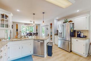 Lakefront house with breathtaking views, private dock & boat launch - 9
