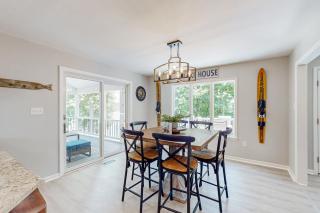 Lakefront house with breathtaking views, private dock & boat launch - 3