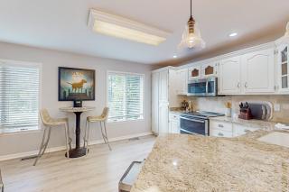 Lakefront house with breathtaking views, private dock & boat launch - 2