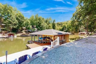 Lakefront house with breathtaking views, private dock & boat launch - 1