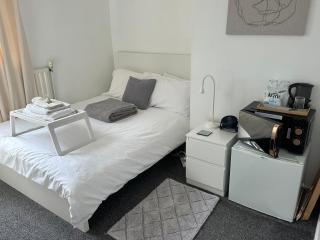 fAiRy DeLL Guesthouse 24-7 check in, cozy lockable rooms, tv, tea tray with choccies, free wifi and parking, COA, all are welcome - 8