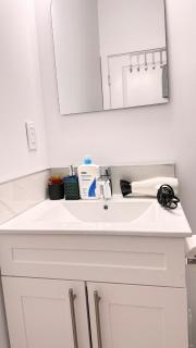 Stylish Private Suite, Free Parking and Wi-Fi - 7