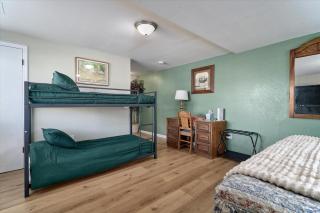 Family 5BR Retreat Sleeps 11 by College, Hospital - 2