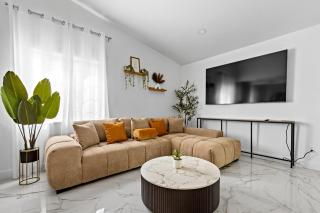 Spacious 7BR Vegas home with hot tub near Airport - 8