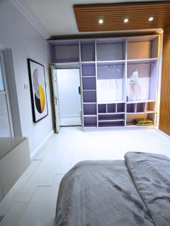 Luxury 1 Bedroom in the Heart of Ikeja GRA, Big Balcony, Big parlor, 24 Power, WiFi - 3