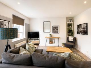 F4 Town Centre, Walk to Races! Sleeps 4 - 8