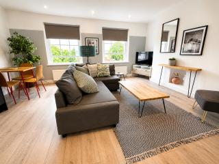 F4 Town Centre, Walk to Races! Sleeps 4 - 9