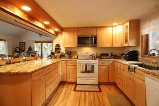 Goose Hollow 19 Estates Pet Friendly Private Waterfront Home - 8