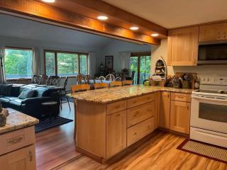 Goose Hollow 19 Estates Pet Friendly Private Waterfront Home - 6