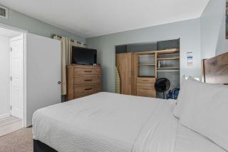 3rd-floor open airy condo with great views - close to dining - 8