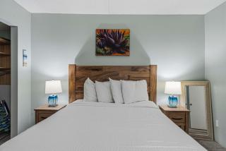 3rd-floor open airy condo with great views - close to dining - 6