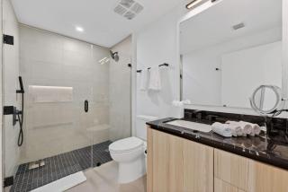 Modern Luxe Downtown Stay - 5