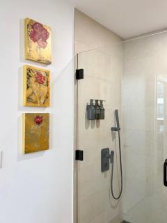 Chic Luxury 1BR Oasis - 2