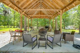 Near Trails! Ozark Mtn Hideaway w/ Fire Pit, Grill - 8