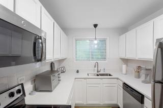 Stylish 1BR,1BA Near Lake in Rogers Park Free Parking - 5