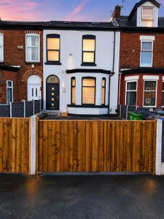 Luxury 6-Bed Home Near City Centre, Sleeps 12 plus- Cinema Room, Games Room, 5 Bathrooms & Driveway for Multiple Cars - 5