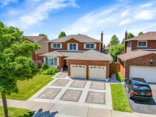 Modern 4BR Family Home with Pool in Whitby - 9
