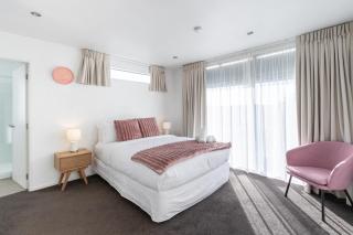 Rare Find, City Townhouse with 4 Car Parks! - 6