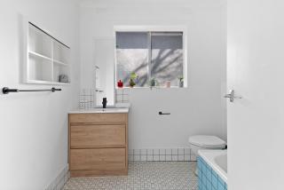 Bright 1-Bed Retreat in Kingsville - 3