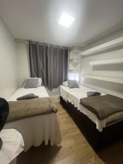 Apartamento para temporada a 15 minutos da Asa Sul, próximo de tudo ! 3 quartos 11 camas com auxiliares , 8 camas sem usar as auxiliares - 5