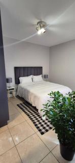 Cozy 2 Bedroom Cottage - 8