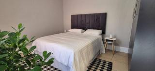 Cozy 2 Bedroom Cottage - 2